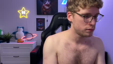 Snapshot of blueeyedtallguy chatting on December 7, 3:04 am blueeyedtallguy online show from December 7, 3:04 am