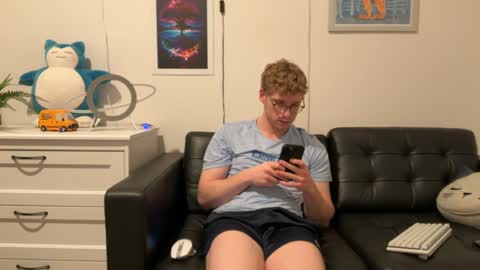 Snapshot of blueeyedtallguy chatting on December 14, 8:23 am blueeyedtallguy online show from December 14, 8:23 am