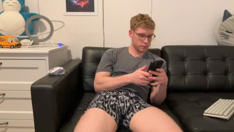 Snapshot of blueeyedtallguy chatting on December 16, 7:26 am blueeyedtallguy online show from December 16, 7:26 am