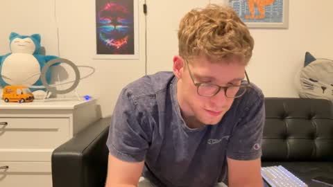 Snapshot of blueeyedtallguy chatting on December 18, 2:42 am blueeyedtallguy online show from December 18, 2:42 am