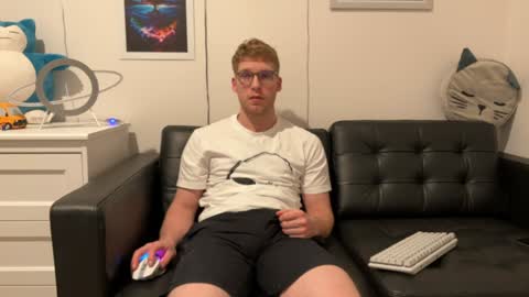 Snapshot of blueeyedtallguy chatting on December 19, 5:07 am blueeyedtallguy online show from December 19, 5:07 am