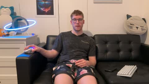 Snapshot of blueeyedtallguy chatting on December 20, 2:19 am blueeyedtallguy online show from December 20, 2:19 am