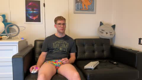 Snapshot of blueeyedtallguy chatting on December 22, 6:17 am blueeyedtallguy online show from December 22, 6:17 am