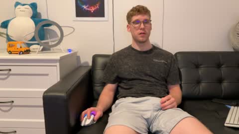 Snapshot of blueeyedtallguy chatting on December 24, 3:05 am blueeyedtallguy online show from December 24, 3:05 am