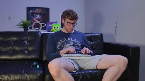 Snapshot of blueeyedtallguy chatting on October 18, 1:08 am blueeyedtallguy online show from October 18, 1:08 am