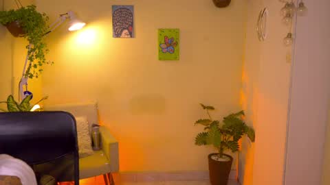 Snapshot of blueflora chatting on April 7, 7:20 am FLORAA online show from April 7, 7:20 am