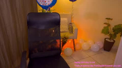 Snapshot of blueflora chatting on April 10, 11:04 am FLORAA online show from April 10, 11:04 am
