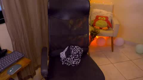 Snapshot of blueflora chatting on April 15, 7:58 pm FLORAA online show from April 15, 7:58 pm