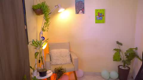 Snapshot of blueflora chatting on April 19, 6:10 pm FLORAA online show from April 19, 6:10 pm