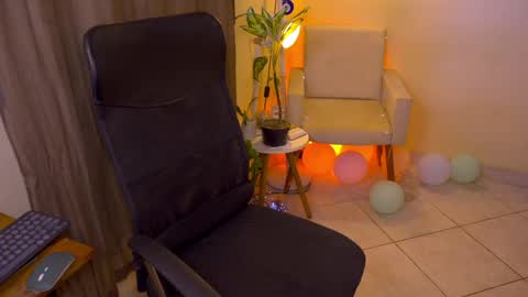 Snapshot of blueflora chatting on April 20, 7:37 pm FLORAA online show from April 20, 7:37 pm