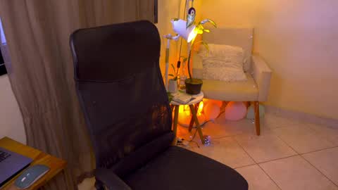 Snapshot of blueflora chatting on May 7, 1:49 pm FLORAA online show from May 7, 1:49 pm
