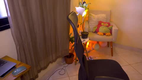Snapshot of blueflora chatting on May 14, 3:19 pm FLORAA online show from May 14, 3:19 pm