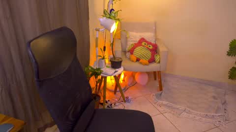 Snapshot of blueflora chatting on May 21, 6:15 pm FLORAA online show from May 21, 6:15 pm