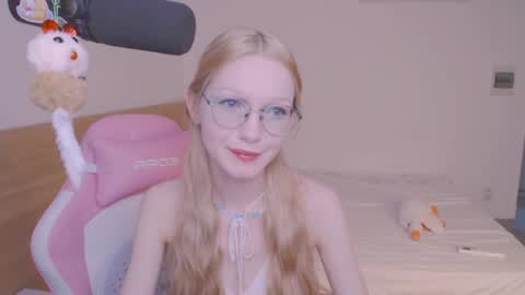 Snapshot of blush_alert chatting on June 16, 11:02 am Diana online show from June 16, 11:02 am