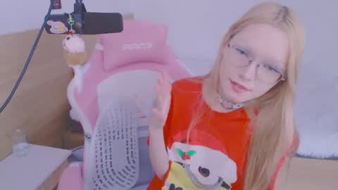 Snapshot of blush_alert chatting on June 28, 9:37 am Diana online show from June 28, 9:37 am