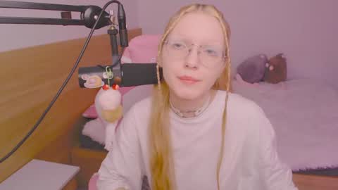 Snapshot of blush_alert chatting on June 30, 10:49 am Diana online show from June 30, 10:49 am