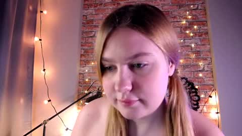 Snapshot of blush_ellie chatting on December 11, 4:31 pm Ellie3 online show from December 11, 4:31 pm