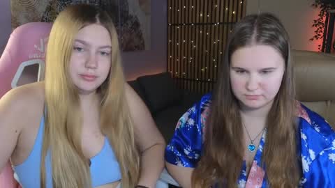 Snapshot of blush_ellie chatting on December 15, 9:13 am Ellie3 online show from December 15, 9:13 am