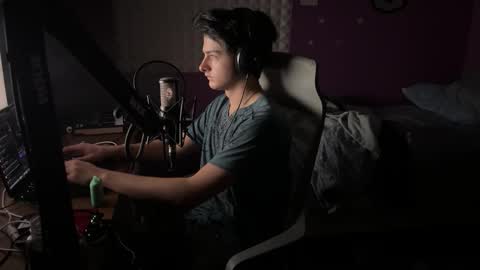 Snapshot of bluskyzz chatting on December 16, 1:05 pm BluSky online show from December 16, 1:05 pm