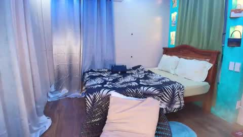 Snapshot of bombshelllaurax chatting on April 30, 4:19 am bombshelllaurax online show from April 30, 4:19 am