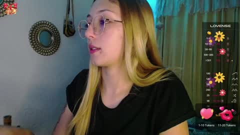 Snapshot of bonny_clyde_xx_ chatting on December 4, 4:32 am Soffy Brooks Independent model online show from December 4, 4:32 am