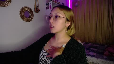 Snapshot of bonny_clyde_xx_ chatting on December 14, 5:51 am Soffy Brooks Independent model online show from December 14, 5:51 am
