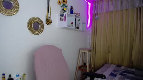 Snapshot of bonny_clyde_xx_ chatting on January 4, 4:12 am Soffy Brooks Independent model online show from January 4, 4:12 am