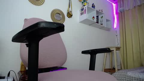 Snapshot of bonny_clyde_xx_ chatting on January 4, 7:13 am Soffy Brooks Independent model online show from January 4, 7:13 am