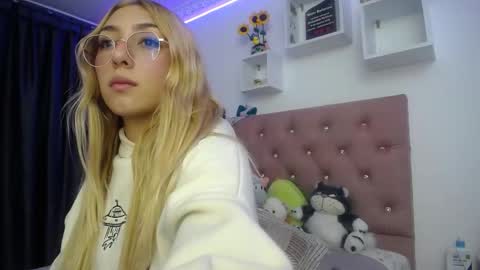 Snapshot of bonny_clyde_xx_ chatting on October 9, 4:32 am Soffy Brooks Independent model online show from October 9, 4:32 am
