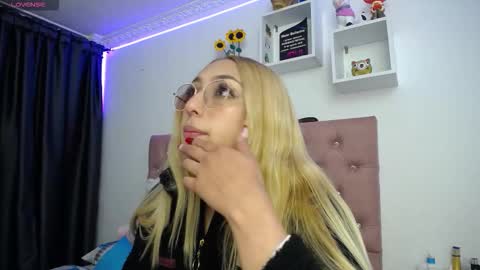 Snapshot of bonny_clyde_xx_ chatting on October 13, 5:07 am Soffy Brooks Independent model online show from October 13, 5:07 am