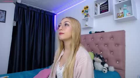 Snapshot of bonny_clyde_xx_ chatting on October 24, 3:25 am Soffy Brooks Independent model online show from October 24, 3:25 am
