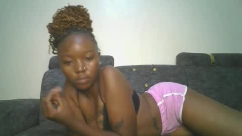 Snapshot of bootybabe0 chatting on February 19, 10:06 pm bootybabe0 online show from February 19, 10:06 pm