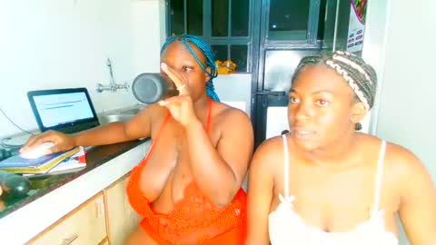 Snapshot of bootylicious_1_ chatting on February 3, 9:18 pm vee online show from February 3, 9:18 pm