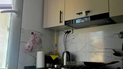Snapshot of bootylicious_xx chatting on May 4, 9:27 am Klaras room online show from May 4, 9:27 am