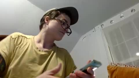 Snapshot of bottom_boiz chatting on December 18, 6:53 am Rue online show from December 18, 6:53 am