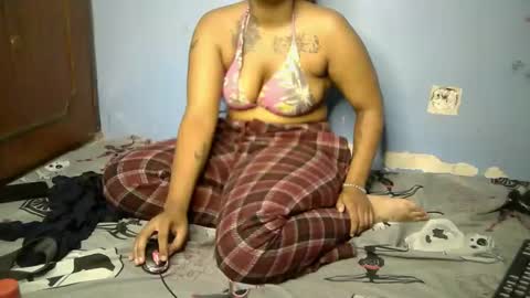 Snapshot of botty_queen chatting on April 20, 6:16 am botty_queen online show from April 20, 6:16 am