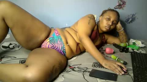 Snapshot of botty_queen chatting on April 20, 6:20 pm botty_queen online show from April 20, 6:20 pm