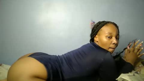 Snapshot of botty_queen chatting on May 12, 6:43 am botty_queen online show from May 12, 6:43 am