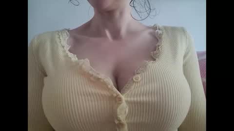 Snapshot of bouncyqueenmajesty chatting on June 10, 7:24 pm Bouncy Queen Majesty online show from June 10, 7:24 pm