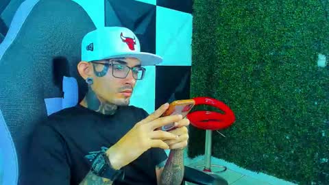 boy_tatto77 online show from March 22, 12:41 pm