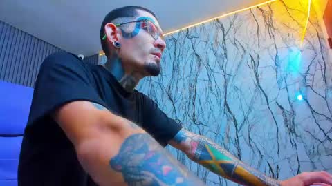 boy_tatto77 online show from April 23, 12:04 pm