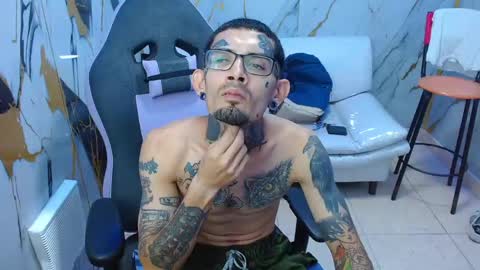 Snapshot of boy_tatto777 chatting on May 15, 1:29 pm boy_tatto777 online show from May 15, 1:29 pm