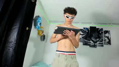 Snapshot of boys4hot_777 chatting on March 8, 3:13 pm boys4hot_777 online show from March 8, 3:13 pm