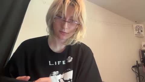 Snapshot of boywithbug chatting on June 3, 5:18 pm boywithbug online show from June 3, 5:18 pm