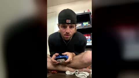 Snapshot of braden_thompson2012 chatting on April 27, 10:08 pm braden_thompson2012 online show from April 27, 10:08 pm