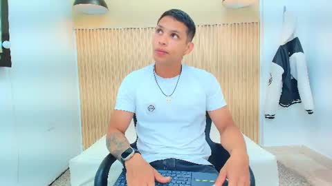 Snapshot of brandon_mercuri chatting on July 4, 12:33 pm BRANDON online show from July 4, 12:33 pm