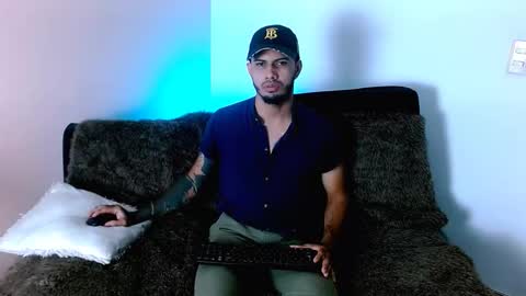 brandondark_ online show from November 18, 9:08 pm