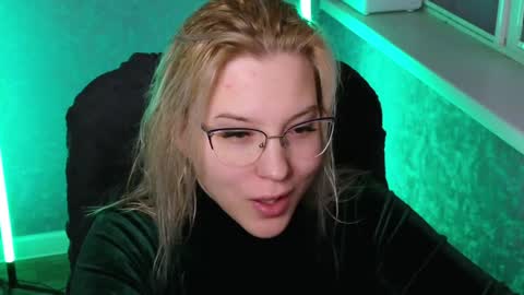 Snapshot of brandy__stars chatting on December 25, 1:20 am Belle online show from December 25, 1:20 am