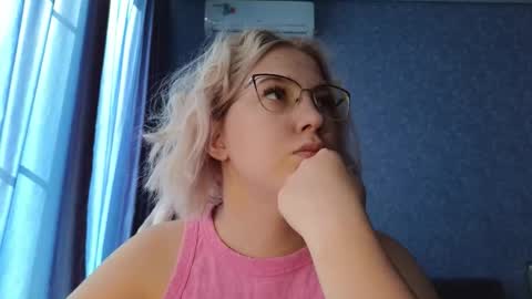 Snapshot of brandy__stars chatting on September 19, 5:42 am Belle online show from September 19, 5:42 am