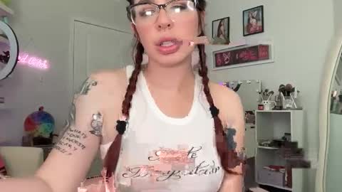 Snapshot of bratbarbie chatting on May 5, 9:01 pm Goddess Samantha online show from May 5, 9:01 pm